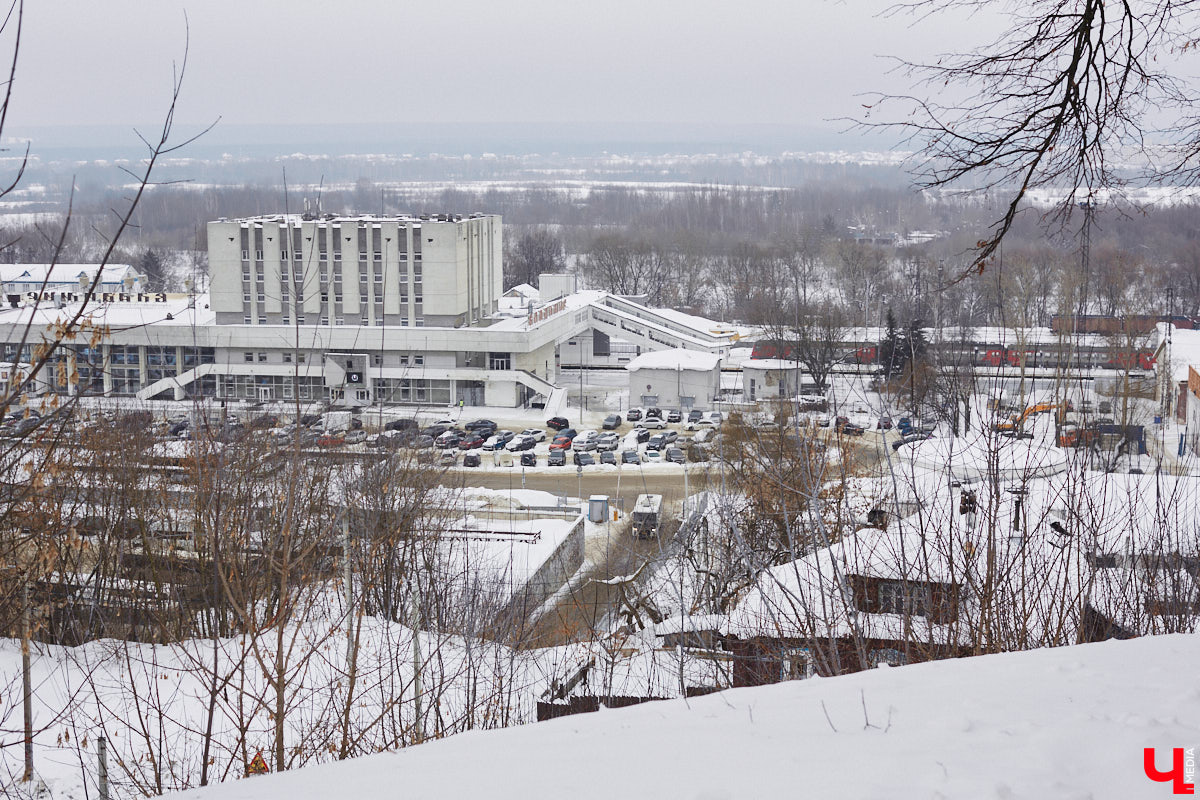 Во Владимире с наступлением оттепели официально стартовал сезон ремонтных работ. В центре внимания — многочисленные ямы, которые заделывают с использованием литой асфальтобетонной смеси. Немало в городе и других событий на дорожную тематику. Например, ввели бесплатную пересадку и убрали парковку. О транспортной арифметике — в нашем обзоре.