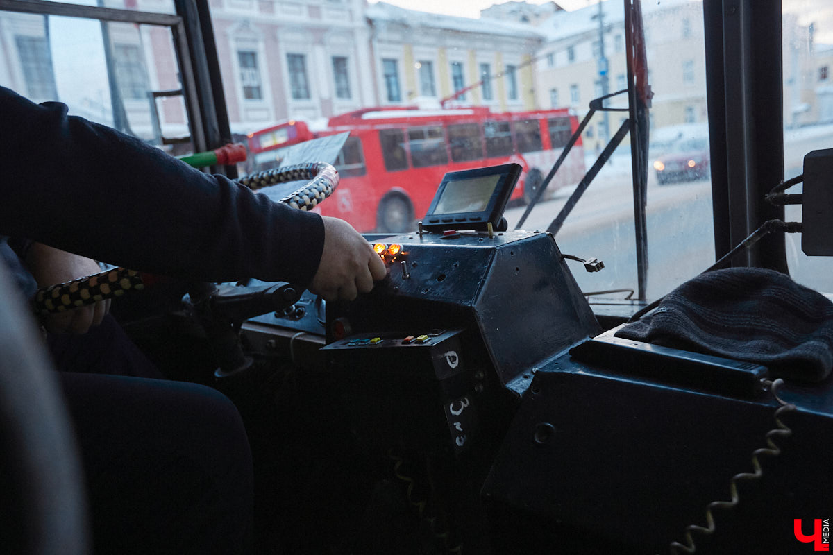 Во Владимире с наступлением оттепели официально стартовал сезон ремонтных работ. В центре внимания — многочисленные ямы, которые заделывают с использованием литой асфальтобетонной смеси. Немало в городе и других событий на дорожную тематику. Например, ввели бесплатную пересадку и убрали парковку. О транспортной арифметике — в нашем обзоре.