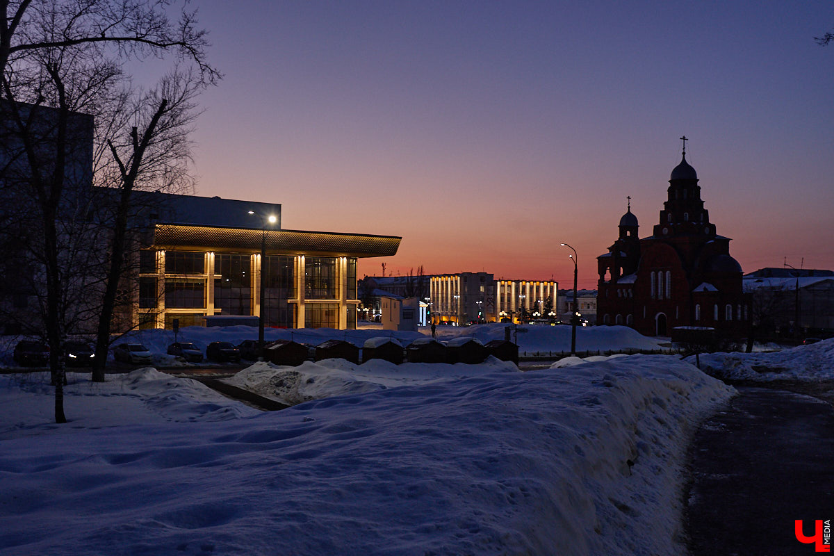 На архитектурную подсветку владимирских зданий могут потратить от 200 до 300 миллионов рублей. Конечно, не сразу, а примерно за пару лет, чтобы к юбилею Золотого кольца исторический центр засиял по-новому. Пока же амбициозный проект только в начальной стадии реализации. Однако фасадов, которые радуют глаз иллюминацией, все-таки стало больше. «Ключ-Медиа» прогулялся по вечернему городу.