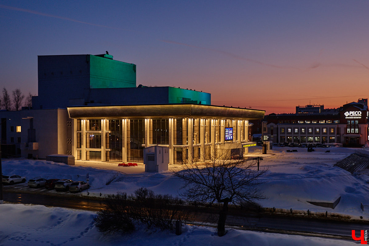 На архитектурную подсветку владимирских зданий могут потратить от 200 до 300 миллионов рублей. Конечно, не сразу, а примерно за пару лет, чтобы к юбилею Золотого кольца исторический центр засиял по-новому. Пока же амбициозный проект только в начальной стадии реализации. Однако фасадов, которые радуют глаз иллюминацией, все-таки стало больше. «Ключ-Медиа» прогулялся по вечернему городу.