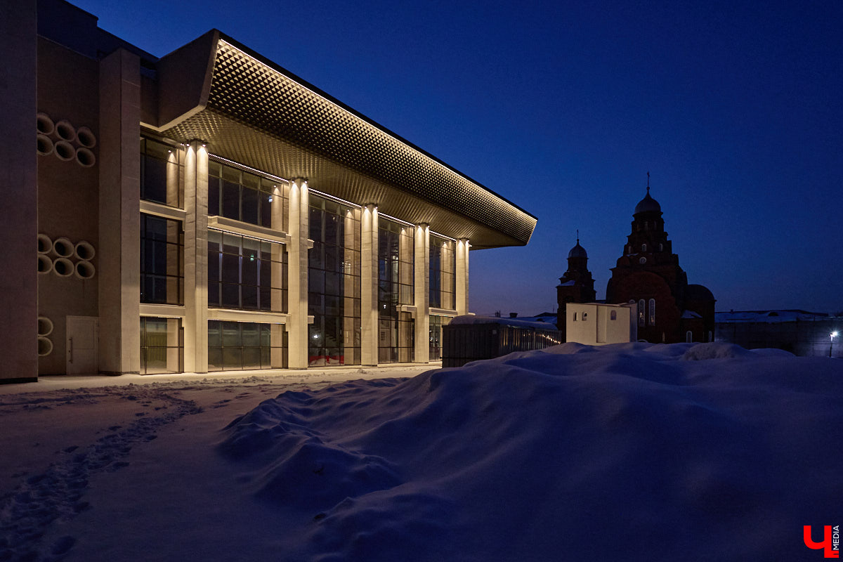 На архитектурную подсветку владимирских зданий могут потратить от 200 до 300 миллионов рублей. Конечно, не сразу, а примерно за пару лет, чтобы к юбилею Золотого кольца исторический центр засиял по-новому. Пока же амбициозный проект только в начальной стадии реализации. Однако фасадов, которые радуют глаз иллюминацией, все-таки стало больше. «Ключ-Медиа» прогулялся по вечернему городу.