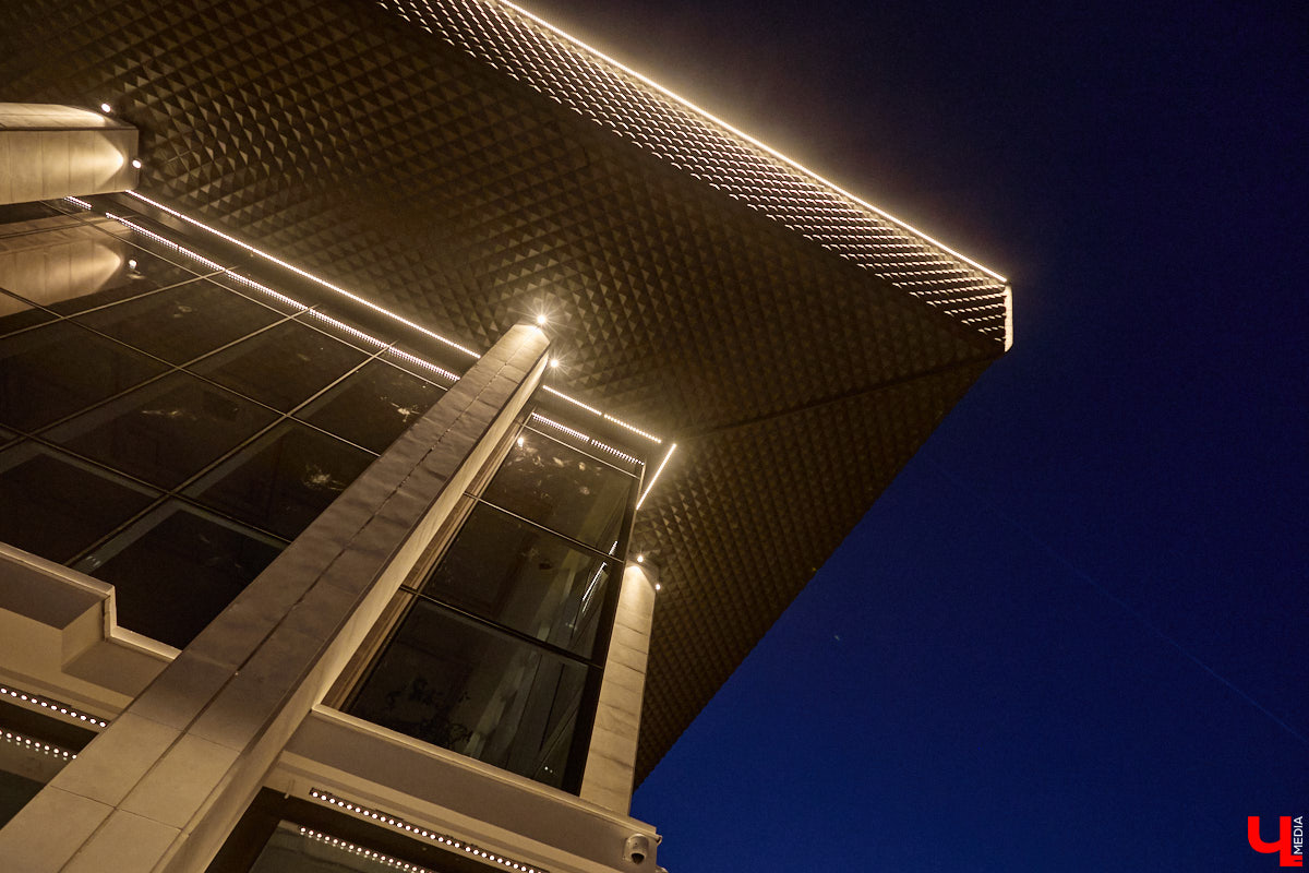 На архитектурную подсветку владимирских зданий могут потратить от 200 до 300 миллионов рублей. Конечно, не сразу, а примерно за пару лет, чтобы к юбилею Золотого кольца исторический центр засиял по-новому. Пока же амбициозный проект только в начальной стадии реализации. Однако фасадов, которые радуют глаз иллюминацией, все-таки стало больше. «Ключ-Медиа» прогулялся по вечернему городу.