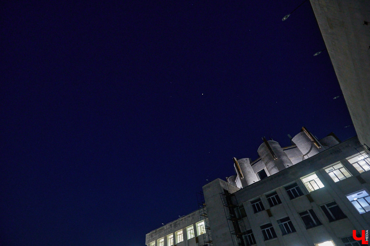 На архитектурную подсветку владимирских зданий могут потратить от 200 до 300 миллионов рублей. Конечно, не сразу, а примерно за пару лет, чтобы к юбилею Золотого кольца исторический центр засиял по-новому. Пока же амбициозный проект только в начальной стадии реализации. Однако фасадов, которые радуют глаз иллюминацией, все-таки стало больше. «Ключ-Медиа» прогулялся по вечернему городу.