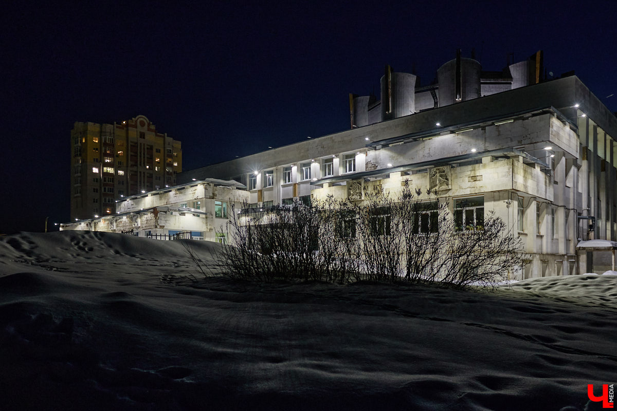 На архитектурную подсветку владимирских зданий могут потратить от 200 до 300 миллионов рублей. Конечно, не сразу, а примерно за пару лет, чтобы к юбилею Золотого кольца исторический центр засиял по-новому. Пока же амбициозный проект только в начальной стадии реализации. Однако фасадов, которые радуют глаз иллюминацией, все-таки стало больше. «Ключ-Медиа» прогулялся по вечернему городу.