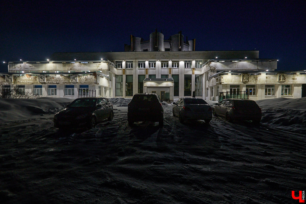 На архитектурную подсветку владимирских зданий могут потратить от 200 до 300 миллионов рублей. Конечно, не сразу, а примерно за пару лет, чтобы к юбилею Золотого кольца исторический центр засиял по-новому. Пока же амбициозный проект только в начальной стадии реализации. Однако фасадов, которые радуют глаз иллюминацией, все-таки стало больше. «Ключ-Медиа» прогулялся по вечернему городу.