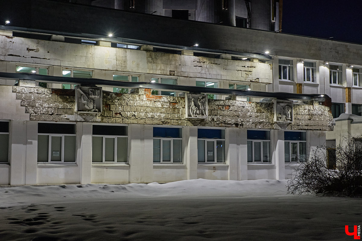 На архитектурную подсветку владимирских зданий могут потратить от 200 до 300 миллионов рублей. Конечно, не сразу, а примерно за пару лет, чтобы к юбилею Золотого кольца исторический центр засиял по-новому. Пока же амбициозный проект только в начальной стадии реализации. Однако фасадов, которые радуют глаз иллюминацией, все-таки стало больше. «Ключ-Медиа» прогулялся по вечернему городу.