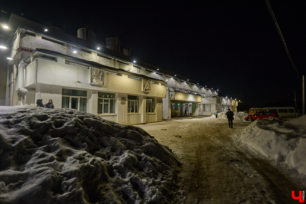 На архитектурную подсветку владимирских зданий могут потратить от 200 до 300 миллионов рублей. Конечно, не сразу, а примерно за пару лет, чтобы к юбилею Золотого кольца исторический центр засиял по-новому. Пока же амбициозный проект только в начальной стадии реализации. Однако фасадов, которые радуют глаз иллюминацией, все-таки стало больше. «Ключ-Медиа» прогулялся по вечернему городу.