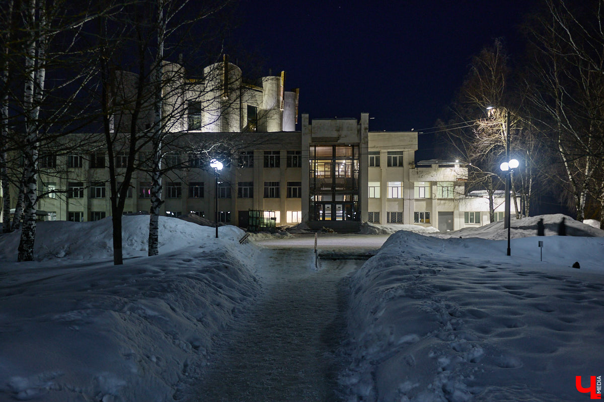 На архитектурную подсветку владимирских зданий могут потратить от 200 до 300 миллионов рублей. Конечно, не сразу, а примерно за пару лет, чтобы к юбилею Золотого кольца исторический центр засиял по-новому. Пока же амбициозный проект только в начальной стадии реализации. Однако фасадов, которые радуют глаз иллюминацией, все-таки стало больше. «Ключ-Медиа» прогулялся по вечернему городу.