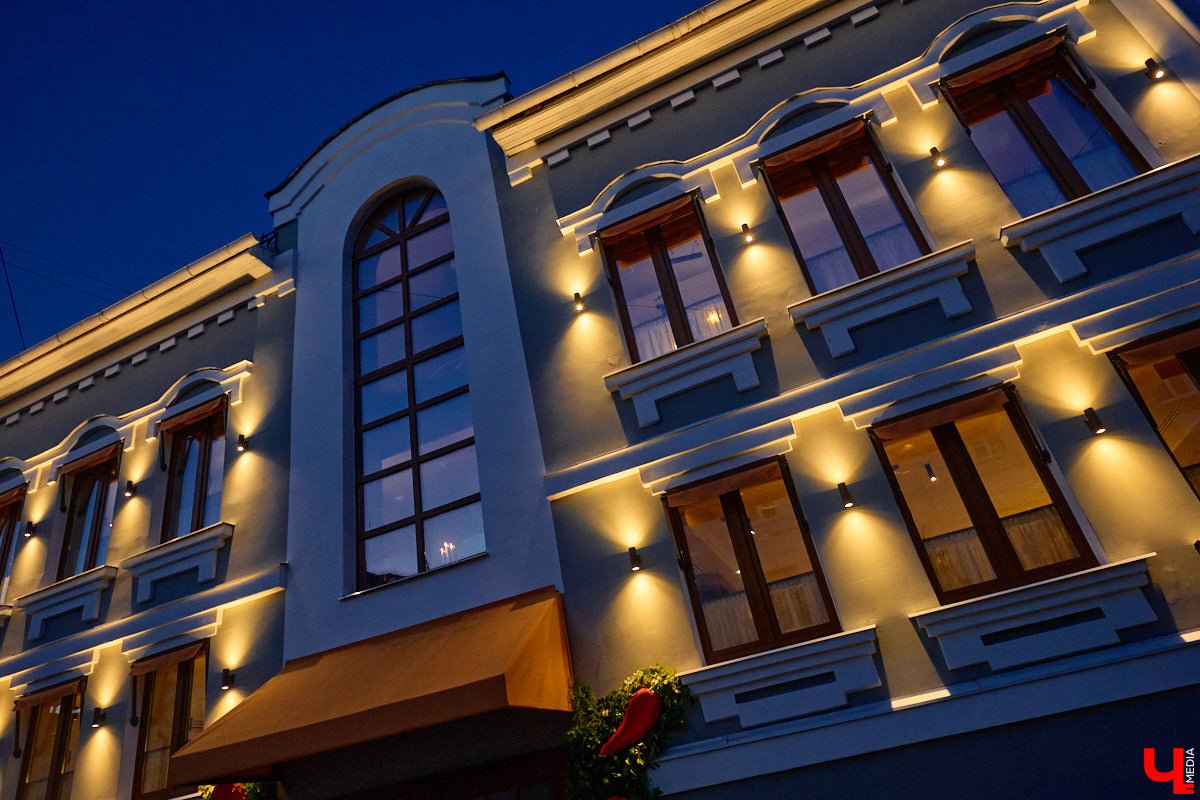 На архитектурную подсветку владимирских зданий могут потратить от 200 до 300 миллионов рублей. Конечно, не сразу, а примерно за пару лет, чтобы к юбилею Золотого кольца исторический центр засиял по-новому. Пока же амбициозный проект только в начальной стадии реализации. Однако фасадов, которые радуют глаз иллюминацией, все-таки стало больше. «Ключ-Медиа» прогулялся по вечернему городу.