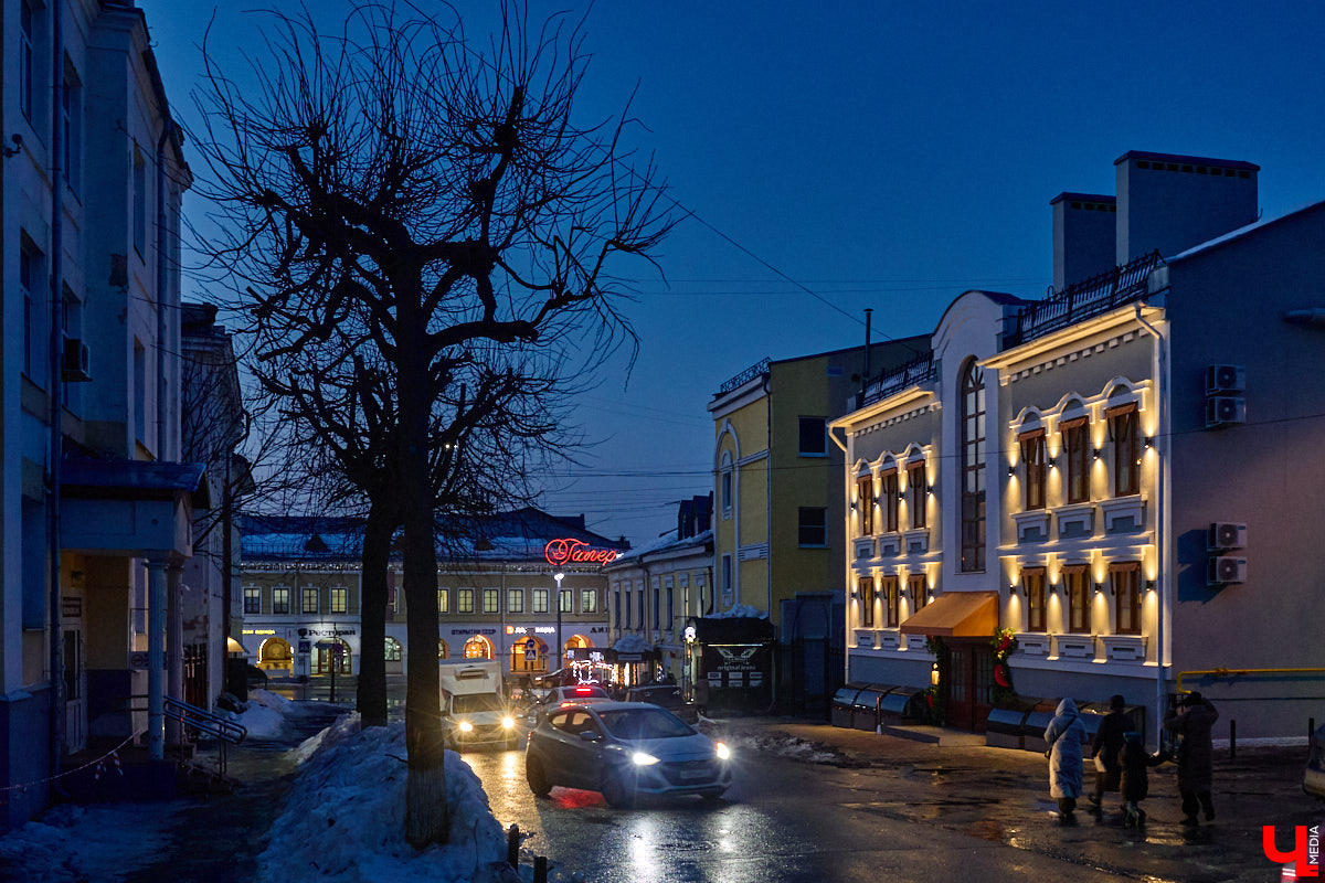 На архитектурную подсветку владимирских зданий могут потратить от 200 до 300 миллионов рублей. Конечно, не сразу, а примерно за пару лет, чтобы к юбилею Золотого кольца исторический центр засиял по-новому. Пока же амбициозный проект только в начальной стадии реализации. Однако фасадов, которые радуют глаз иллюминацией, все-таки стало больше. «Ключ-Медиа» прогулялся по вечернему городу.