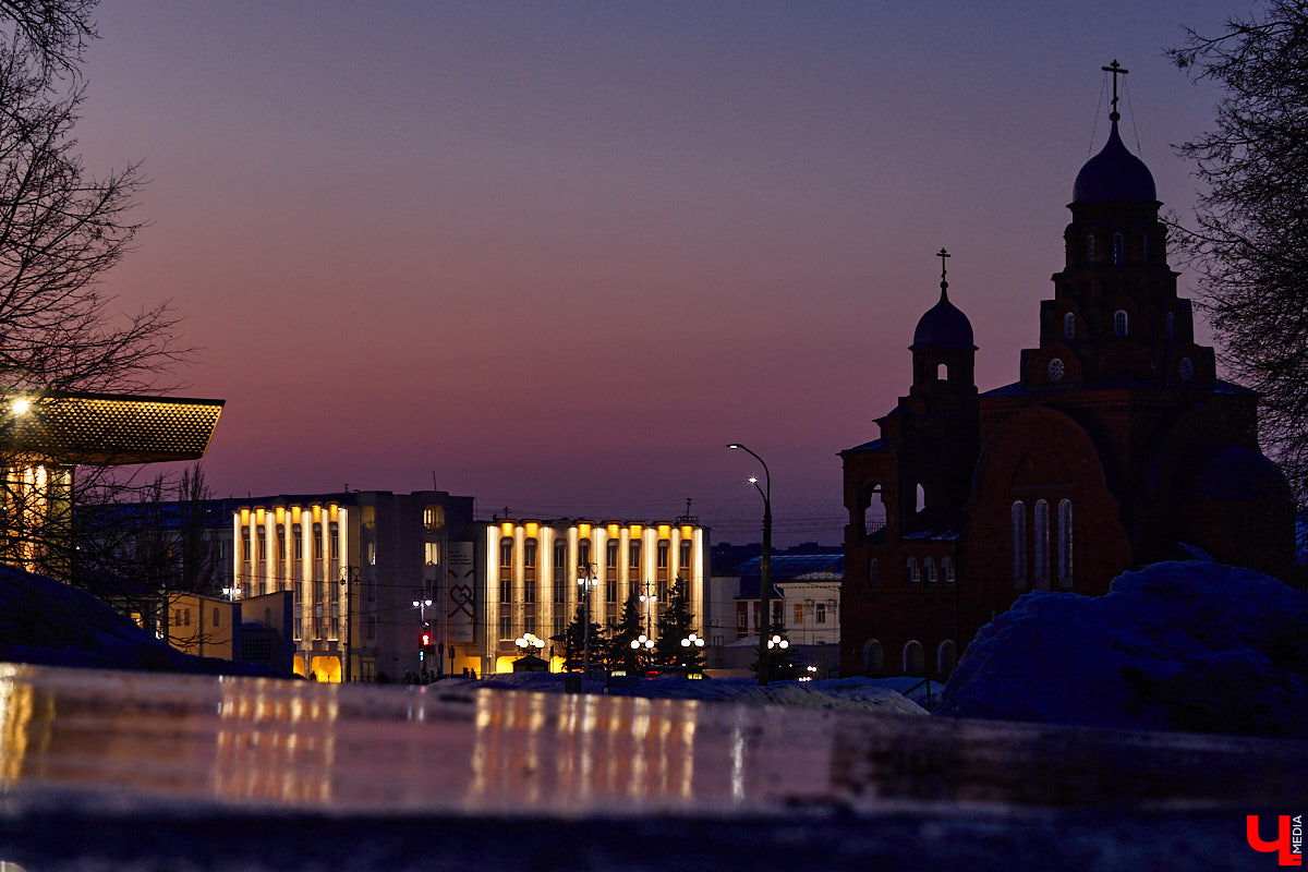 На архитектурную подсветку владимирских зданий могут потратить от 200 до 300 миллионов рублей. Конечно, не сразу, а примерно за пару лет, чтобы к юбилею Золотого кольца исторический центр засиял по-новому. Пока же амбициозный проект только в начальной стадии реализации. Однако фасадов, которые радуют глаз иллюминацией, все-таки стало больше. «Ключ-Медиа» прогулялся по вечернему городу.