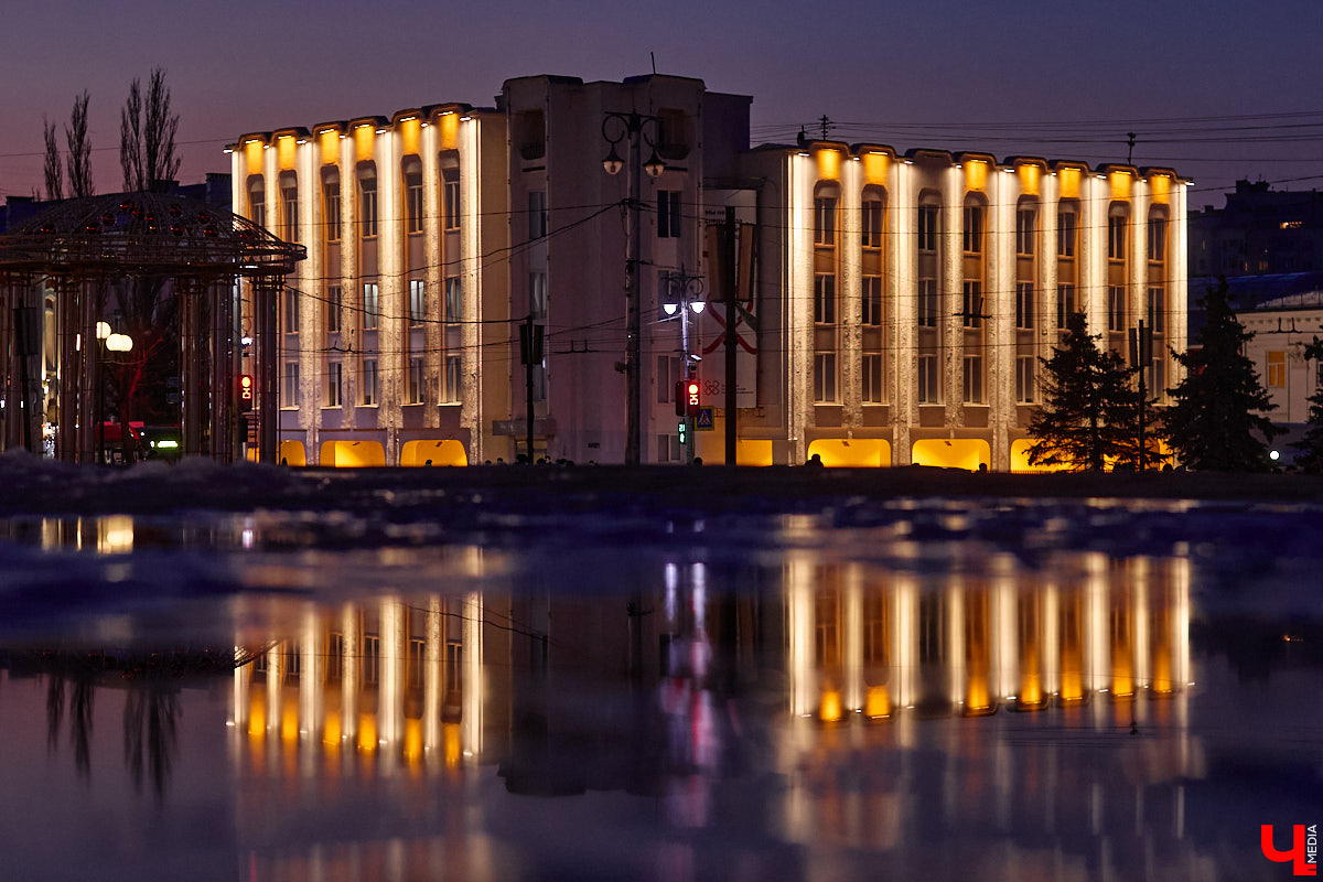 На архитектурную подсветку владимирских зданий могут потратить от 200 до 300 миллионов рублей. Конечно, не сразу, а примерно за пару лет, чтобы к юбилею Золотого кольца исторический центр засиял по-новому. Пока же амбициозный проект только в начальной стадии реализации. Однако фасадов, которые радуют глаз иллюминацией, все-таки стало больше. «Ключ-Медиа» прогулялся по вечернему городу.