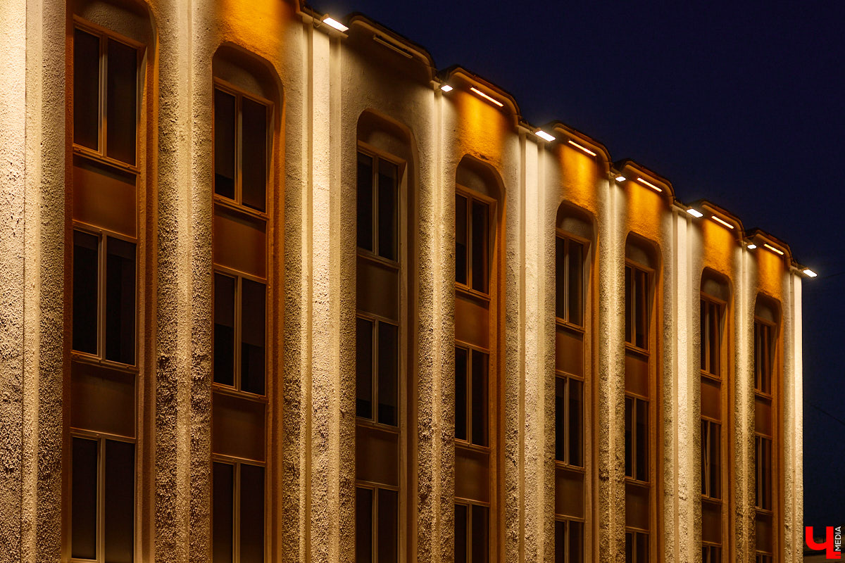 На архитектурную подсветку владимирских зданий могут потратить от 200 до 300 миллионов рублей. Конечно, не сразу, а примерно за пару лет, чтобы к юбилею Золотого кольца исторический центр засиял по-новому. Пока же амбициозный проект только в начальной стадии реализации. Однако фасадов, которые радуют глаз иллюминацией, все-таки стало больше. «Ключ-Медиа» прогулялся по вечернему городу.