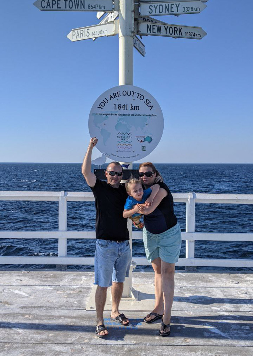 Жизнь на самом удаленном континенте планеты течет по своим правилам. Мы снова вышли на связь с инженером Александром Трушиным из Владимира, чтобы узнать, почему в Австралии больше нельзя запросто устроиться на работу и купить дом, зачем в жару лезть в сауну и как 8-летний мальчик, родившийся в Перте, сохраняет русскую душу с помощью песен Виктора Цоя.