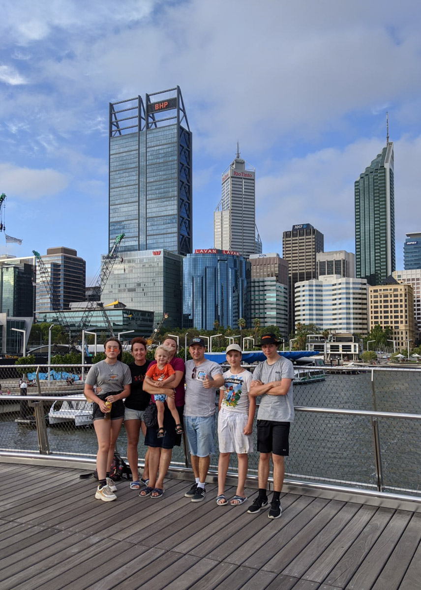 Жизнь на самом удаленном континенте планеты течет по своим правилам. Мы снова вышли на связь с инженером Александром Трушиным из Владимира, чтобы узнать, почему в Австралии больше нельзя запросто устроиться на работу и купить дом, зачем в жару лезть в сауну и как 8-летний мальчик, родившийся в Перте, сохраняет русскую душу с помощью песен Виктора Цоя.