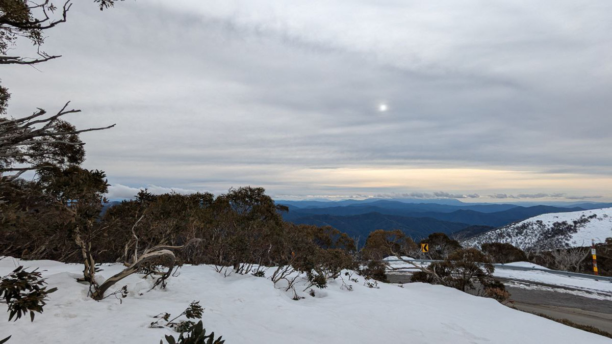 Жизнь на самом удаленном континенте планеты течет по своим правилам. Мы снова вышли на связь с инженером Александром Трушиным из Владимира, чтобы узнать, почему в Австралии больше нельзя запросто устроиться на работу и купить дом, зачем в жару лезть в сауну и как 8-летний мальчик, родившийся в Перте, сохраняет русскую душу с помощью песен Виктора Цоя.