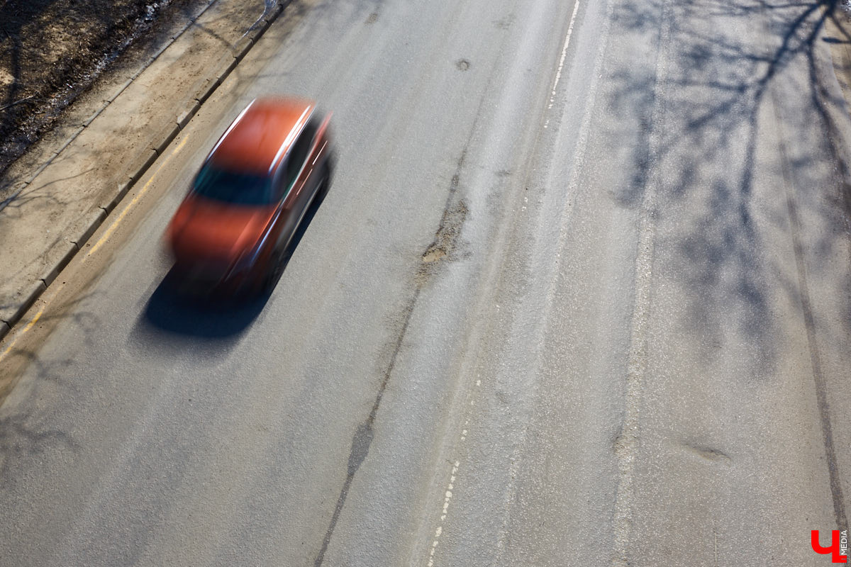Водители шутят, что весной вместе со снегом сходит и асфальт. Правда, когда ты за рулем, уже не до смеха. Обслуживание дорог в регионе оставляет желать лучшего, судя по отзывам автомобилистов. Один из них даже подготовил рекомендации, как лучше ехать из Владимира в Москву и обратно, чтобы остаться целым.