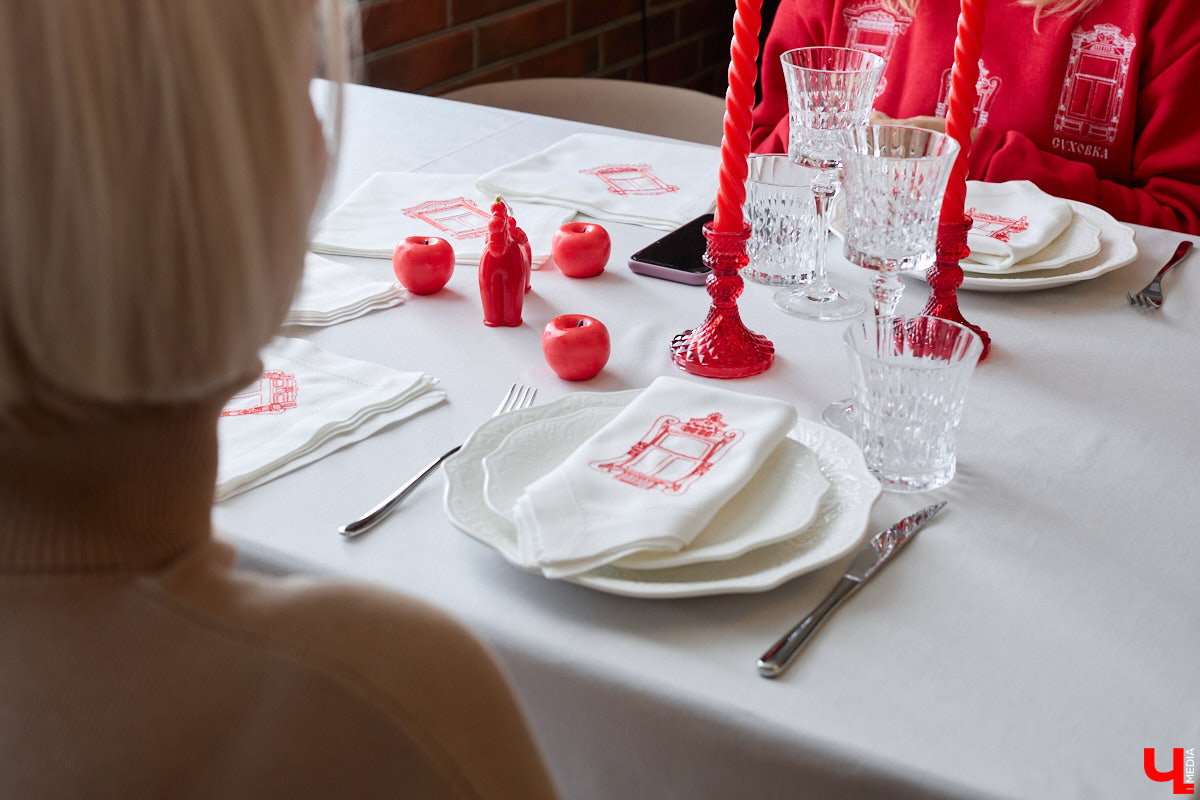 Деревянное кружево из Мстёры, судогодские птицы, причудливое барокко покровских аргунов, староверческие свечи с вязниковских домов: рукодельница Наталья Афанасьева вышила наличники Владимирской области на сервировочных салфетках. Окошки из каких населенных пунктов легли в основу текстильного сувенира и кто вдохновил ее на проект, мастерица рассказала «Ключ-Медиа».