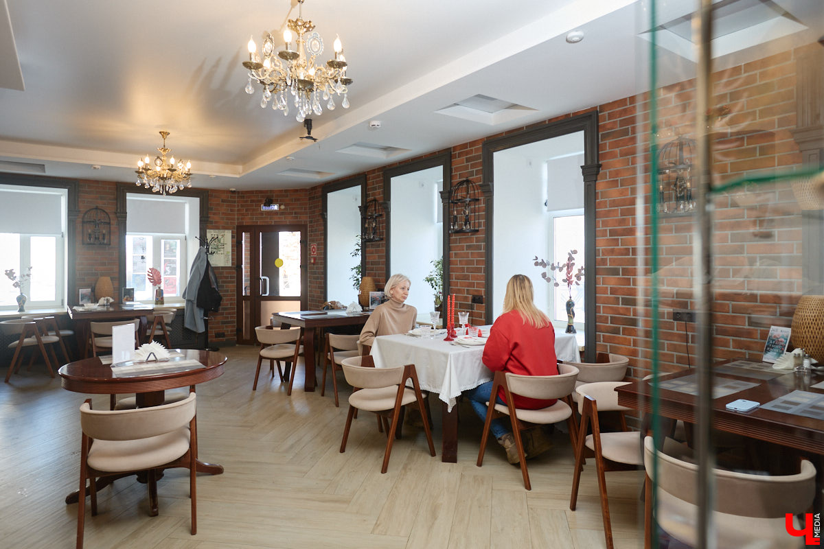 Деревянное кружево из Мстёры, судогодские птицы, причудливое барокко покровских аргунов, староверческие свечи с вязниковских домов: рукодельница Наталья Афанасьева вышила наличники Владимирской области на сервировочных салфетках. Окошки из каких населенных пунктов легли в основу текстильного сувенира и кто вдохновил ее на проект, мастерица рассказала «Ключ-Медиа».