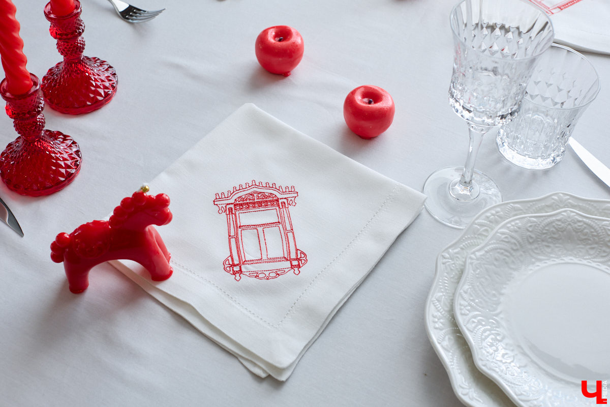 Деревянное кружево из Мстёры, судогодские птицы, причудливое барокко покровских аргунов, староверческие свечи с вязниковских домов: рукодельница Наталья Афанасьева вышила наличники Владимирской области на сервировочных салфетках. Окошки из каких населенных пунктов легли в основу текстильного сувенира и кто вдохновил ее на проект, мастерица рассказала «Ключ-Медиа».