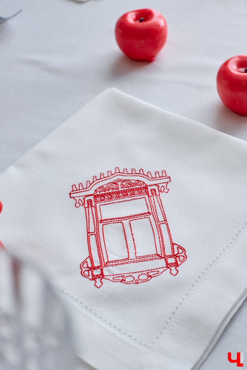 Деревянное кружево из Мстёры, судогодские птицы, причудливое барокко покровских аргунов, староверческие свечи с вязниковских домов: рукодельница Наталья Афанасьева вышила наличники Владимирской области на сервировочных салфетках. Окошки из каких населенных пунктов легли в основу текстильного сувенира и кто вдохновил ее на проект, мастерица рассказала «Ключ-Медиа».