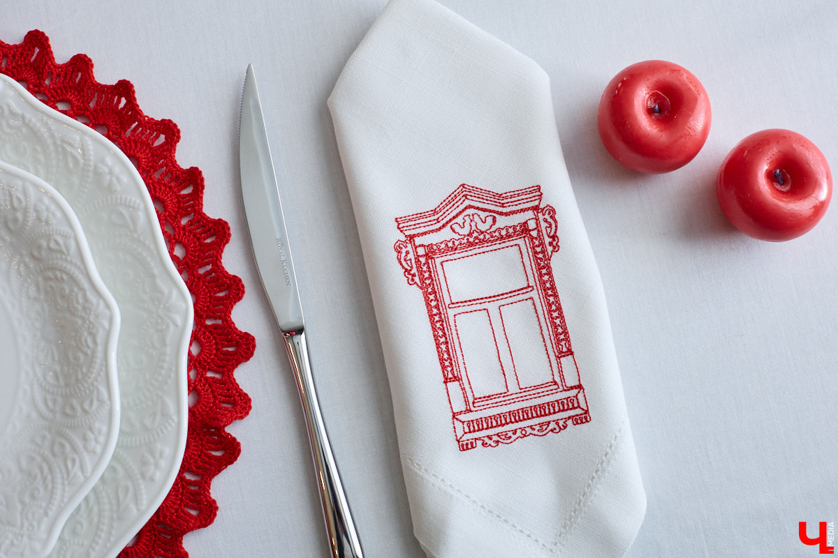 Деревянное кружево из Мстёры, судогодские птицы, причудливое барокко покровских аргунов, староверческие свечи с вязниковских домов: рукодельница Наталья Афанасьева вышила наличники Владимирской области на сервировочных салфетках. Окошки из каких населенных пунктов легли в основу текстильного сувенира и кто вдохновил ее на проект, мастерица рассказала «Ключ-Медиа».