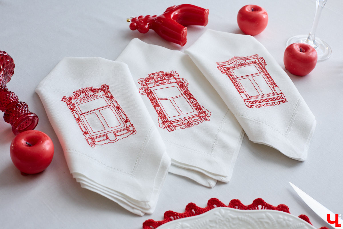 Деревянное кружево из Мстёры, судогодские птицы, причудливое барокко покровских аргунов, староверческие свечи с вязниковских домов: рукодельница Наталья Афанасьева вышила наличники Владимирской области на сервировочных салфетках. Окошки из каких населенных пунктов легли в основу текстильного сувенира и кто вдохновил ее на проект, мастерица рассказала «Ключ-Медиа».