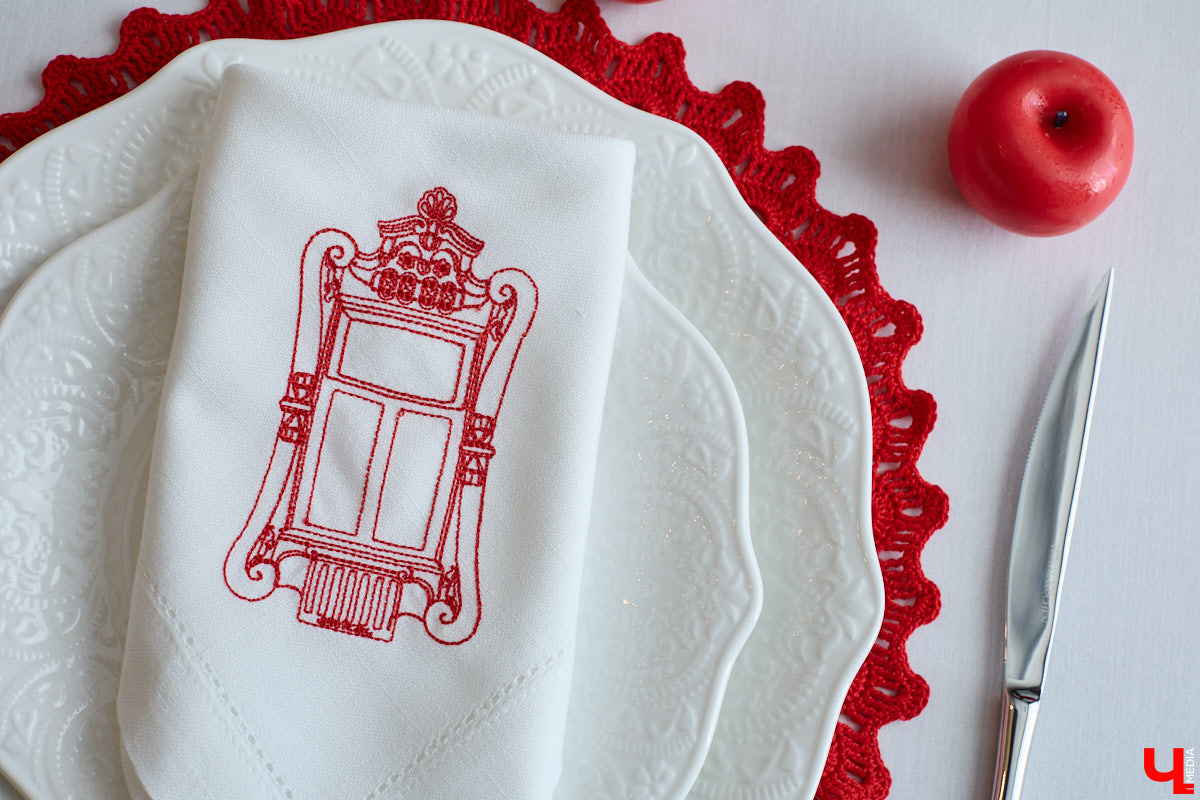 Деревянное кружево из Мстёры, судогодские птицы, причудливое барокко покровских аргунов, староверческие свечи с вязниковских домов: рукодельница Наталья Афанасьева вышила наличники Владимирской области на сервировочных салфетках. Окошки из каких населенных пунктов легли в основу текстильного сувенира и кто вдохновил ее на проект, мастерица рассказала «Ключ-Медиа».