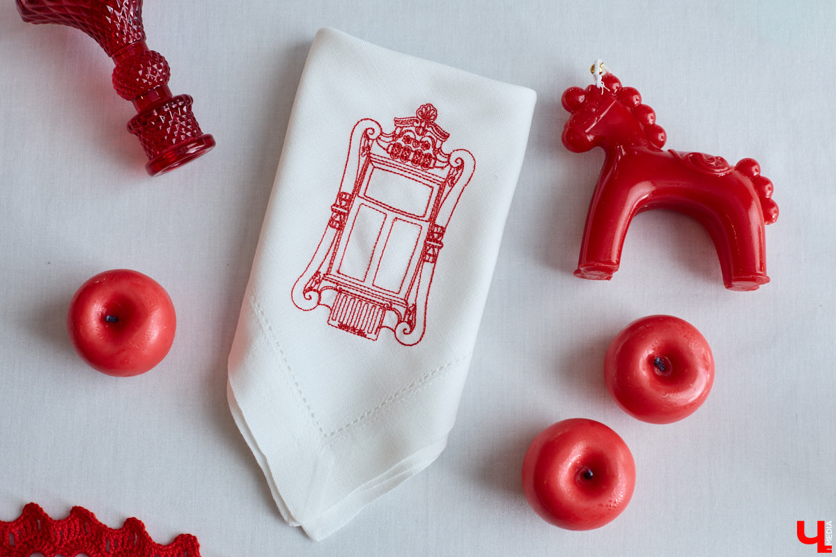 Деревянное кружево из Мстёры, судогодские птицы, причудливое барокко покровских аргунов, староверческие свечи с вязниковских домов: рукодельница Наталья Афанасьева вышила наличники Владимирской области на сервировочных салфетках. Окошки из каких населенных пунктов легли в основу текстильного сувенира и кто вдохновил ее на проект, мастерица рассказала «Ключ-Медиа».