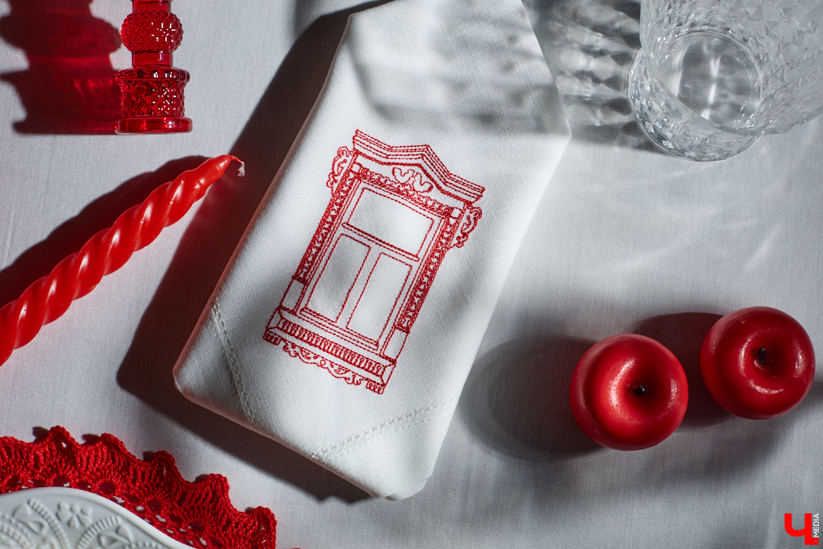 Деревянное кружево из Мстёры, судогодские птицы, причудливое барокко покровских аргунов, староверческие свечи с вязниковских домов: рукодельница Наталья Афанасьева вышила наличники Владимирской области на сервировочных салфетках. Окошки из каких населенных пунктов легли в основу текстильного сувенира и кто вдохновил ее на проект, мастерица рассказала «Ключ-Медиа».