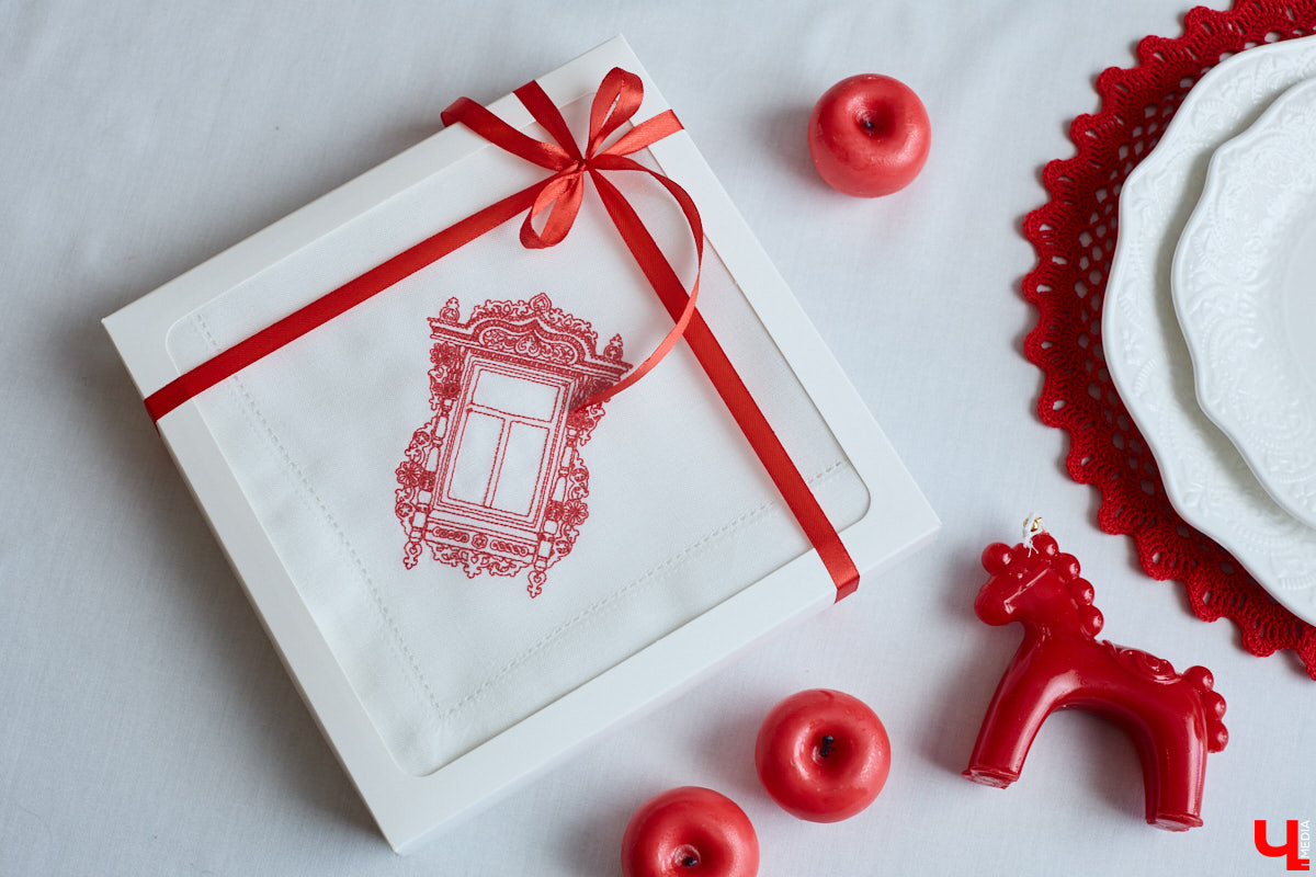 Деревянное кружево из Мстёры, судогодские птицы, причудливое барокко покровских аргунов, староверческие свечи с вязниковских домов: рукодельница Наталья Афанасьева вышила наличники Владимирской области на сервировочных салфетках. Окошки из каких населенных пунктов легли в основу текстильного сувенира и кто вдохновил ее на проект, мастерица рассказала «Ключ-Медиа».