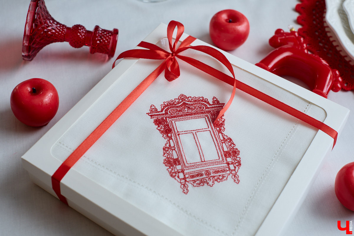 Деревянное кружево из Мстёры, судогодские птицы, причудливое барокко покровских аргунов, староверческие свечи с вязниковских домов: рукодельница Наталья Афанасьева вышила наличники Владимирской области на сервировочных салфетках. Окошки из каких населенных пунктов легли в основу текстильного сувенира и кто вдохновил ее на проект, мастерица рассказала «Ключ-Медиа».