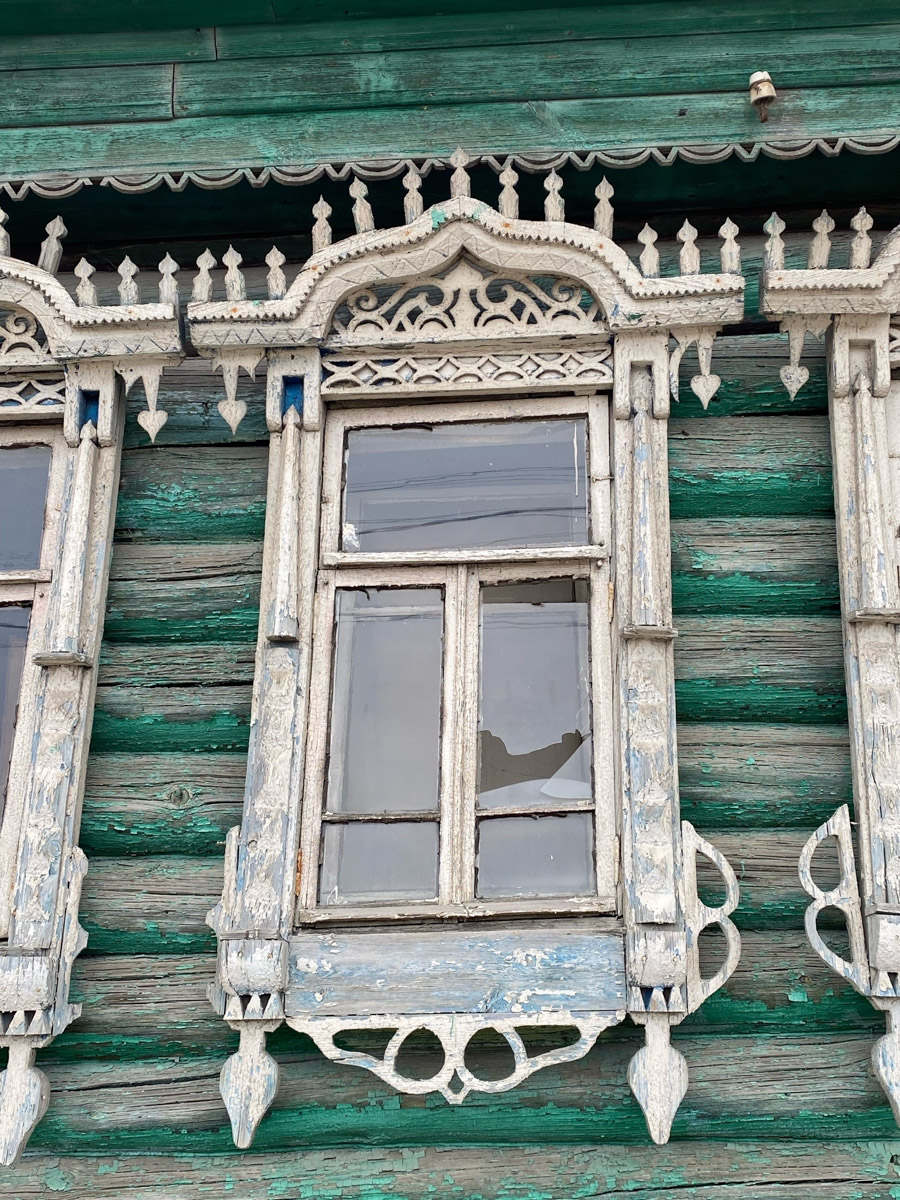 Деревянное кружево из Мстёры, судогодские птицы, причудливое барокко покровских аргунов, староверческие свечи с вязниковских домов: рукодельница Наталья Афанасьева вышила наличники Владимирской области на сервировочных салфетках. Окошки из каких населенных пунктов легли в основу текстильного сувенира и кто вдохновил ее на проект, мастерица рассказала «Ключ-Медиа».