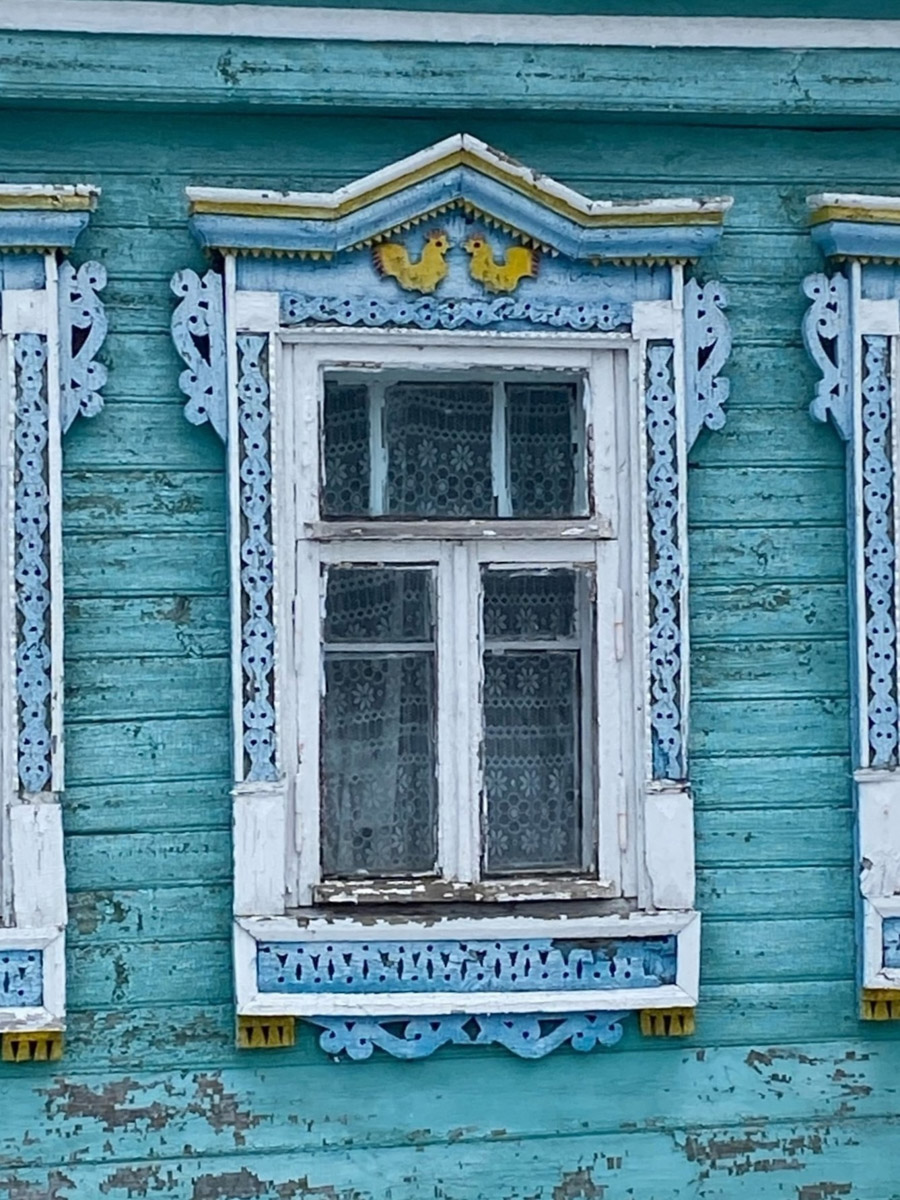 Деревянное кружево из Мстёры, судогодские птицы, причудливое барокко покровских аргунов, староверческие свечи с вязниковских домов: рукодельница Наталья Афанасьева вышила наличники Владимирской области на сервировочных салфетках. Окошки из каких населенных пунктов легли в основу текстильного сувенира и кто вдохновил ее на проект, мастерица рассказала «Ключ-Медиа».