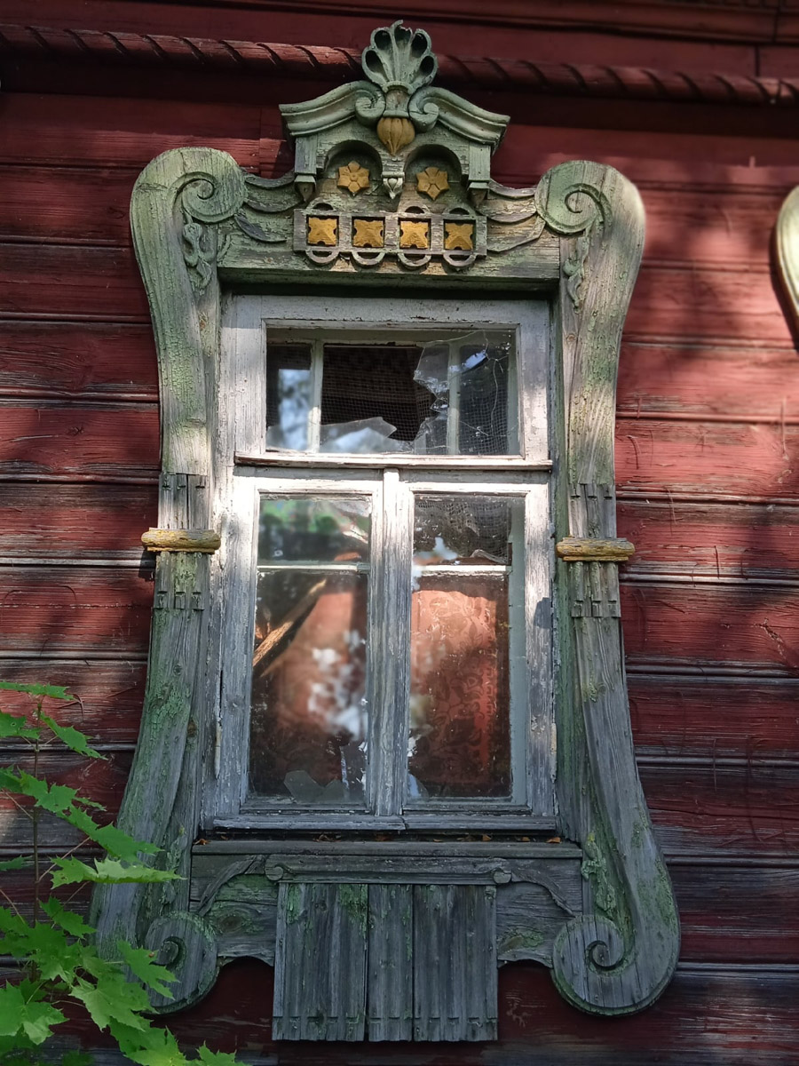 Деревянное кружево из Мстёры, судогодские птицы, причудливое барокко покровских аргунов, староверческие свечи с вязниковских домов: рукодельница Наталья Афанасьева вышила наличники Владимирской области на сервировочных салфетках. Окошки из каких населенных пунктов легли в основу текстильного сувенира и кто вдохновил ее на проект, мастерица рассказала «Ключ-Медиа».