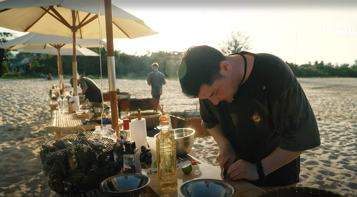 Как накормить вьетнамцев устрицами и чем поразить Ксению Собчак? Жители Владимирской области вновь участвуют в шоу с селебрити. На сей раз на экран попал известный в городе повар Юрий Ковальчук, снявшись в программе «Последний шеф». Ну а на «Быстрых свиданиях» свое обаяние проявил фермер Василий из Петушков. Давайте узнаем, что же получилось у наших мужчин!