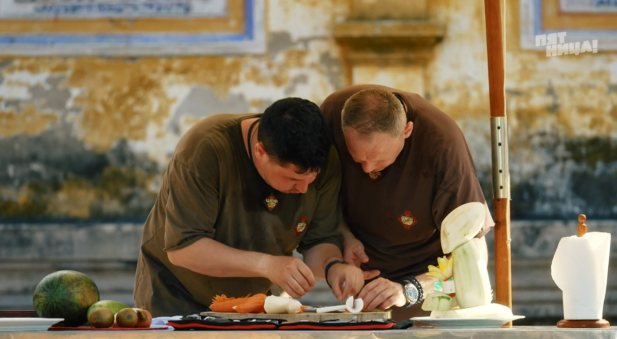 Как накормить вьетнамцев устрицами и чем поразить Ксению Собчак? Жители Владимирской области вновь участвуют в шоу с селебрити. На сей раз на экран попал известный в городе повар Юрий Ковальчук, снявшись в программе «Последний шеф». Ну а на «Быстрых свиданиях» свое обаяние проявил фермер Василий из Петушков. Давайте узнаем, что же получилось у наших мужчин!