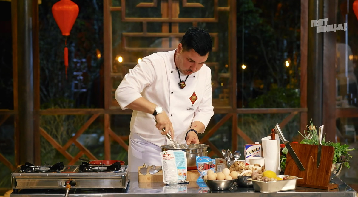 Как накормить вьетнамцев устрицами и чем поразить Ксению Собчак? Жители Владимирской области вновь участвуют в шоу с селебрити. На сей раз на экран попал известный в городе повар Юрий Ковальчук, снявшись в программе «Последний шеф». Ну а на «Быстрых свиданиях» свое обаяние проявил фермер Василий из Петушков. Давайте узнаем, что же получилось у наших мужчин!