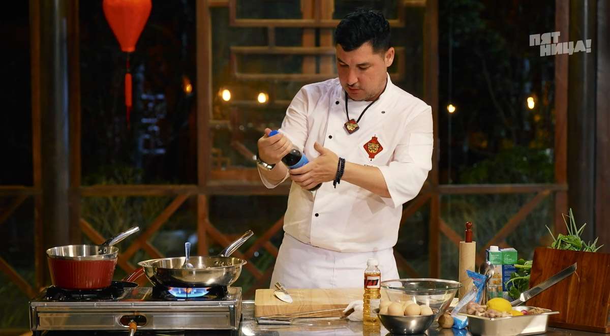 Как накормить вьетнамцев устрицами и чем поразить Ксению Собчак? Жители Владимирской области вновь участвуют в шоу с селебрити. На сей раз на экран попал известный в городе повар Юрий Ковальчук, снявшись в программе «Последний шеф». Ну а на «Быстрых свиданиях» свое обаяние проявил фермер Василий из Петушков. Давайте узнаем, что же получилось у наших мужчин!