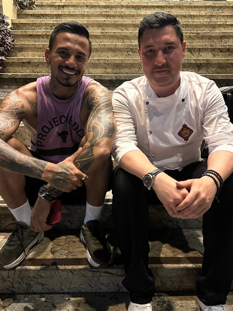 Как накормить вьетнамцев устрицами и чем поразить Ксению Собчак? Жители Владимирской области вновь участвуют в шоу с селебрити. На сей раз на экран попал известный в городе повар Юрий Ковальчук, снявшись в программе «Последний шеф». Ну а на «Быстрых свиданиях» свое обаяние проявил фермер Василий из Петушков. Давайте узнаем, что же получилось у наших мужчин!