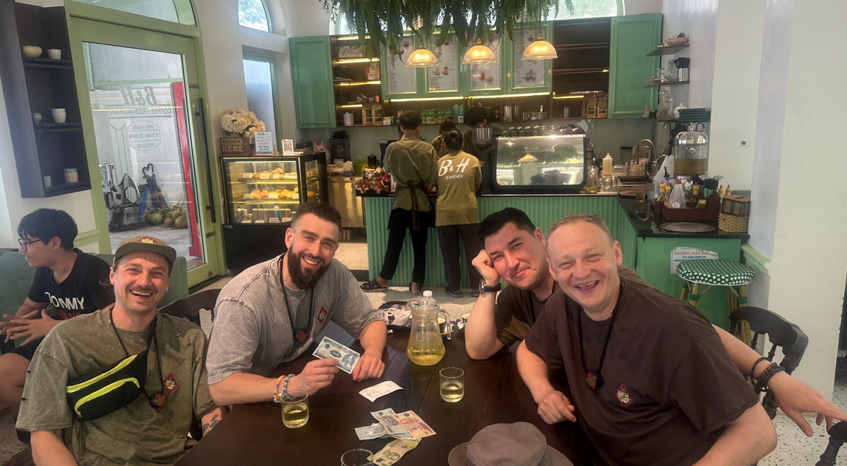 Как накормить вьетнамцев устрицами и чем поразить Ксению Собчак? Жители Владимирской области вновь участвуют в шоу с селебрити. На сей раз на экран попал известный в городе повар Юрий Ковальчук, снявшись в программе «Последний шеф». Ну а на «Быстрых свиданиях» свое обаяние проявил фермер Василий из Петушков. Давайте узнаем, что же получилось у наших мужчин!