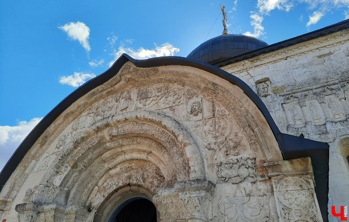 В регионе создан новый маршрут по местам, связанным с жизнью Андрея Боголюбского. В нем задействовано сразу несколько городов и поселков: Владимир, Суздаль, Юрьев-Польский, Кидекша и, естественно, Боголюбово. Ну а приурочено погружение в прошлое к выходу на экраны исторического сериала «Князь Андрей», работа над которым велась в наших краях два года назад.