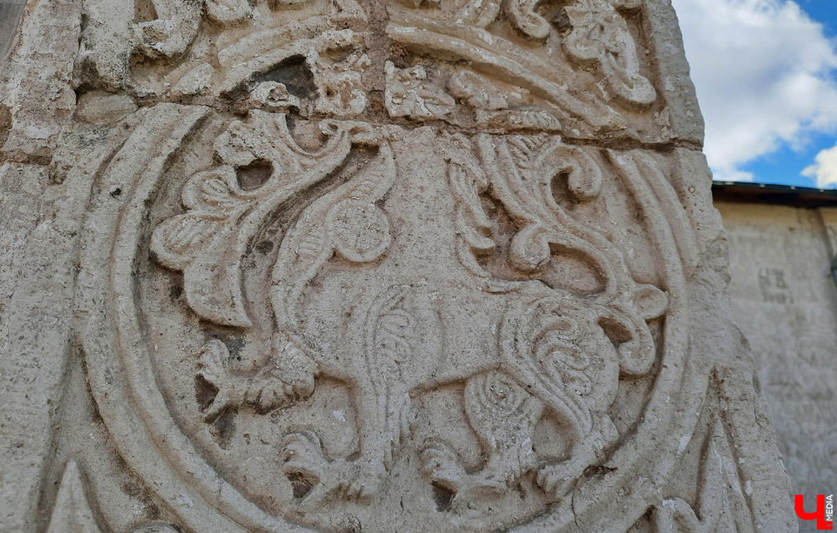 В регионе создан новый маршрут по местам, связанным с жизнью Андрея Боголюбского. В нем задействовано сразу несколько городов и поселков: Владимир, Суздаль, Юрьев-Польский, Кидекша и, естественно, Боголюбово. Ну а приурочено погружение в прошлое к выходу на экраны исторического сериала «Князь Андрей», работа над которым велась в наших краях два года назад.