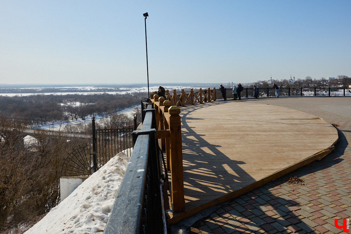 Весной хочется надеть что-то яркое и отправиться на прогулку в центр. Однако его неухоженный вид может вмиг испортить настроение. Почерневший снег и аварийные фасады — зрелище не для открыток. На то, что не красит ядро Владимира, обратил внимание «Ключ-Медиа».