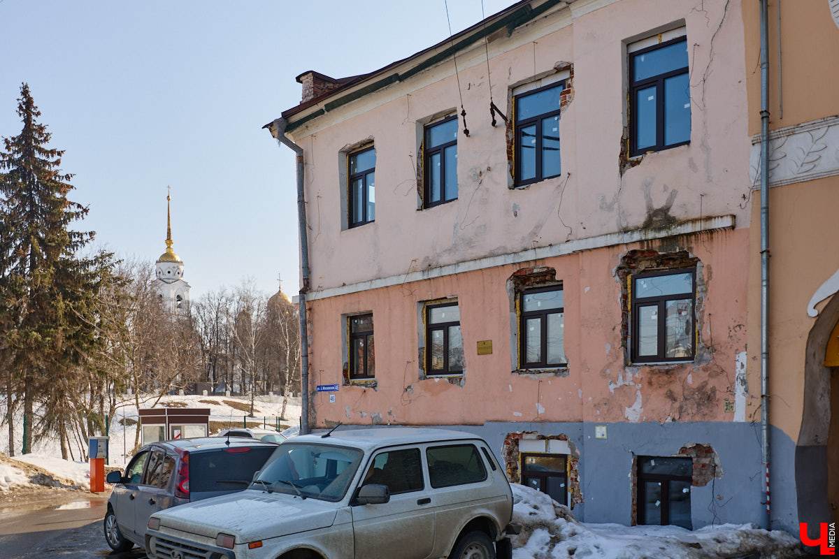 Весной хочется надеть что-то яркое и отправиться на прогулку в центр. Однако его неухоженный вид может вмиг испортить настроение. Почерневший снег и аварийные фасады — зрелище не для открыток. На то, что не красит ядро Владимира, обратил внимание «Ключ-Медиа».