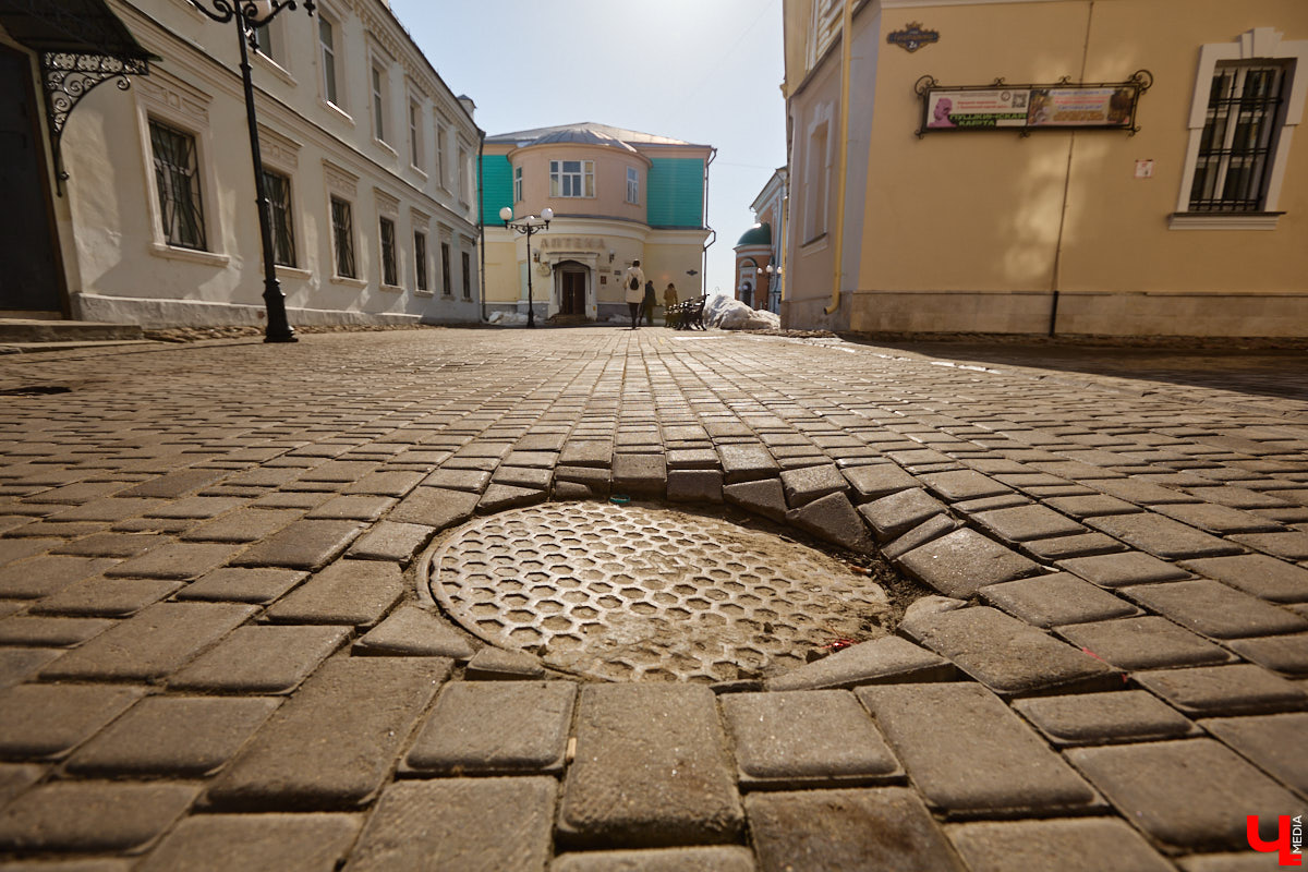 Весной хочется надеть что-то яркое и отправиться на прогулку в центр. Однако его неухоженный вид может вмиг испортить настроение. Почерневший снег и аварийные фасады — зрелище не для открыток. На то, что не красит ядро Владимира, обратил внимание «Ключ-Медиа».
