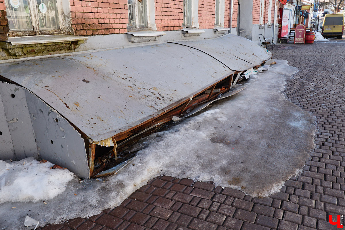 Весной хочется надеть что-то яркое и отправиться на прогулку в центр. Однако его неухоженный вид может вмиг испортить настроение. Почерневший снег и аварийные фасады — зрелище не для открыток. На то, что не красит ядро Владимира, обратил внимание «Ключ-Медиа».