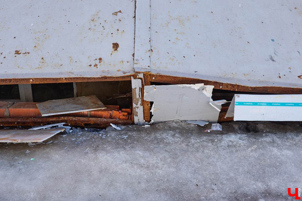 Весной хочется надеть что-то яркое и отправиться на прогулку в центр. Однако его неухоженный вид может вмиг испортить настроение. Почерневший снег и аварийные фасады — зрелище не для открыток. На то, что не красит ядро Владимира, обратил внимание «Ключ-Медиа».