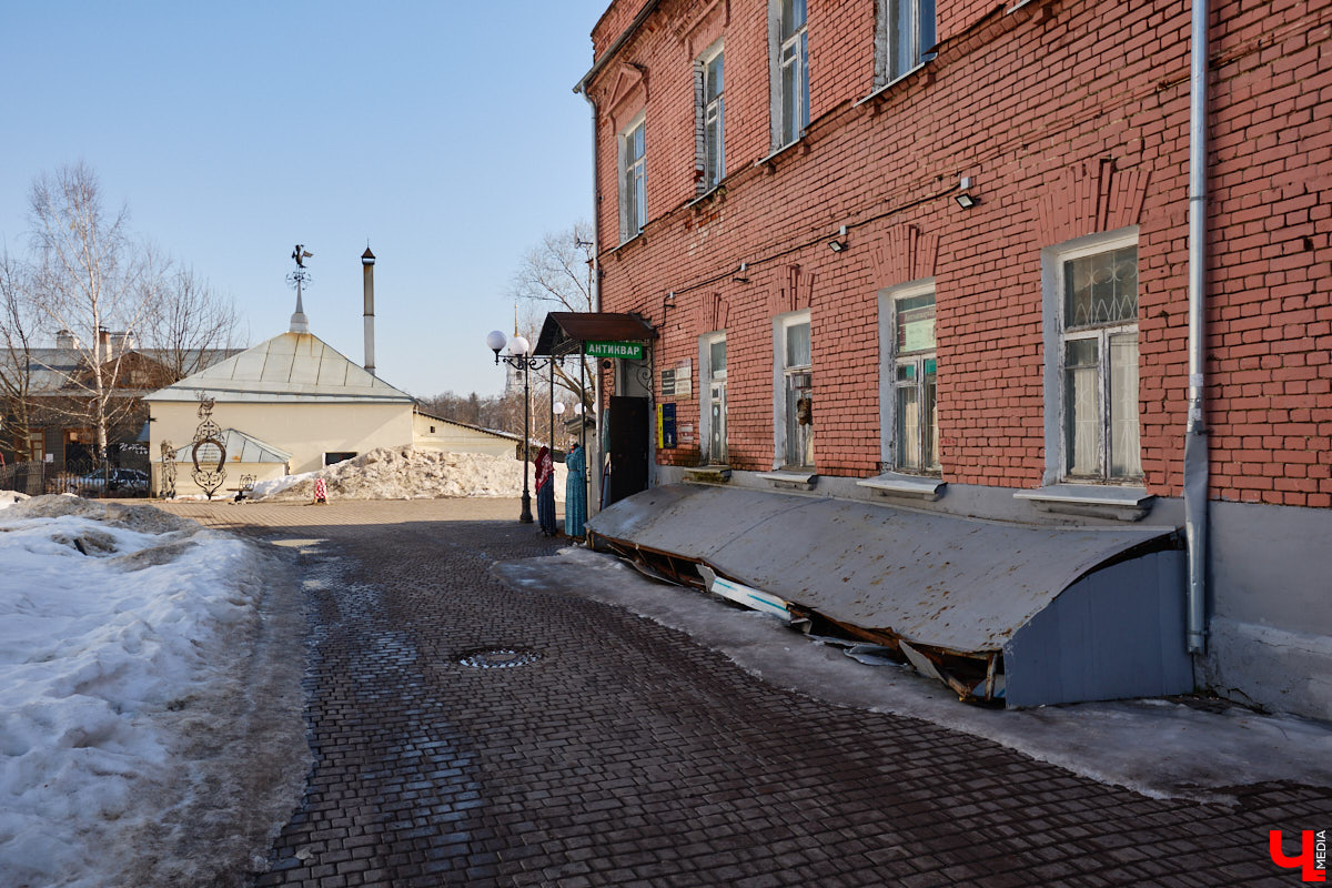 Весной хочется надеть что-то яркое и отправиться на прогулку в центр. Однако его неухоженный вид может вмиг испортить настроение. Почерневший снег и аварийные фасады — зрелище не для открыток. На то, что не красит ядро Владимира, обратил внимание «Ключ-Медиа».