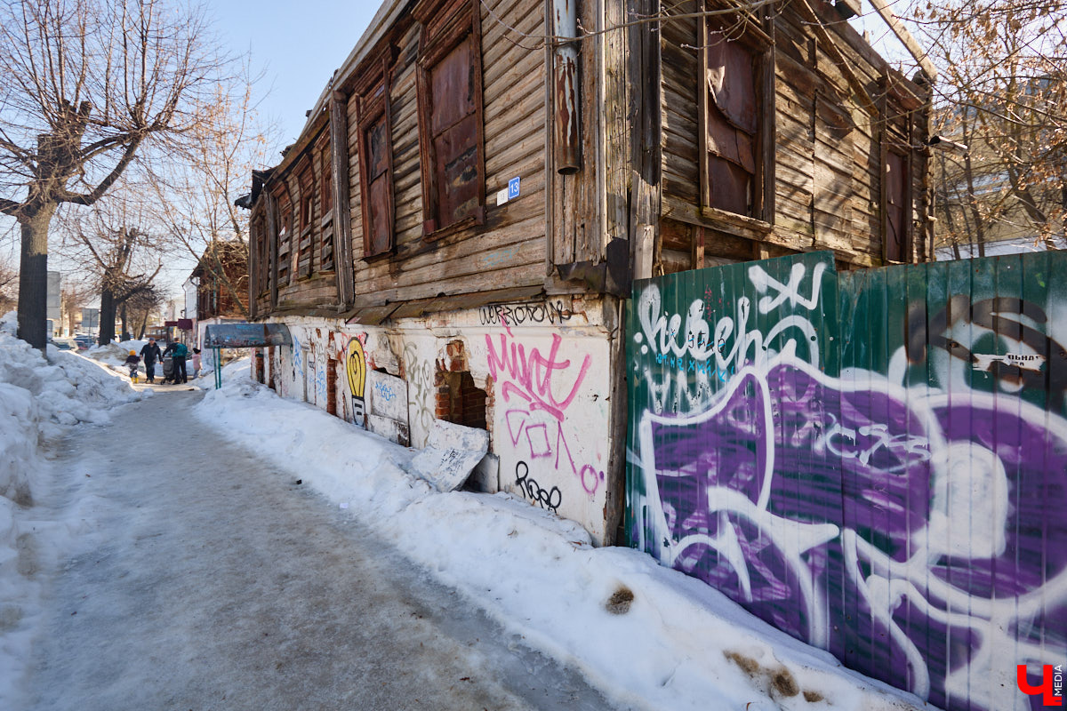 Весной хочется надеть что-то яркое и отправиться на прогулку в центр. Однако его неухоженный вид может вмиг испортить настроение. Почерневший снег и аварийные фасады — зрелище не для открыток. На то, что не красит ядро Владимира, обратил внимание «Ключ-Медиа».
